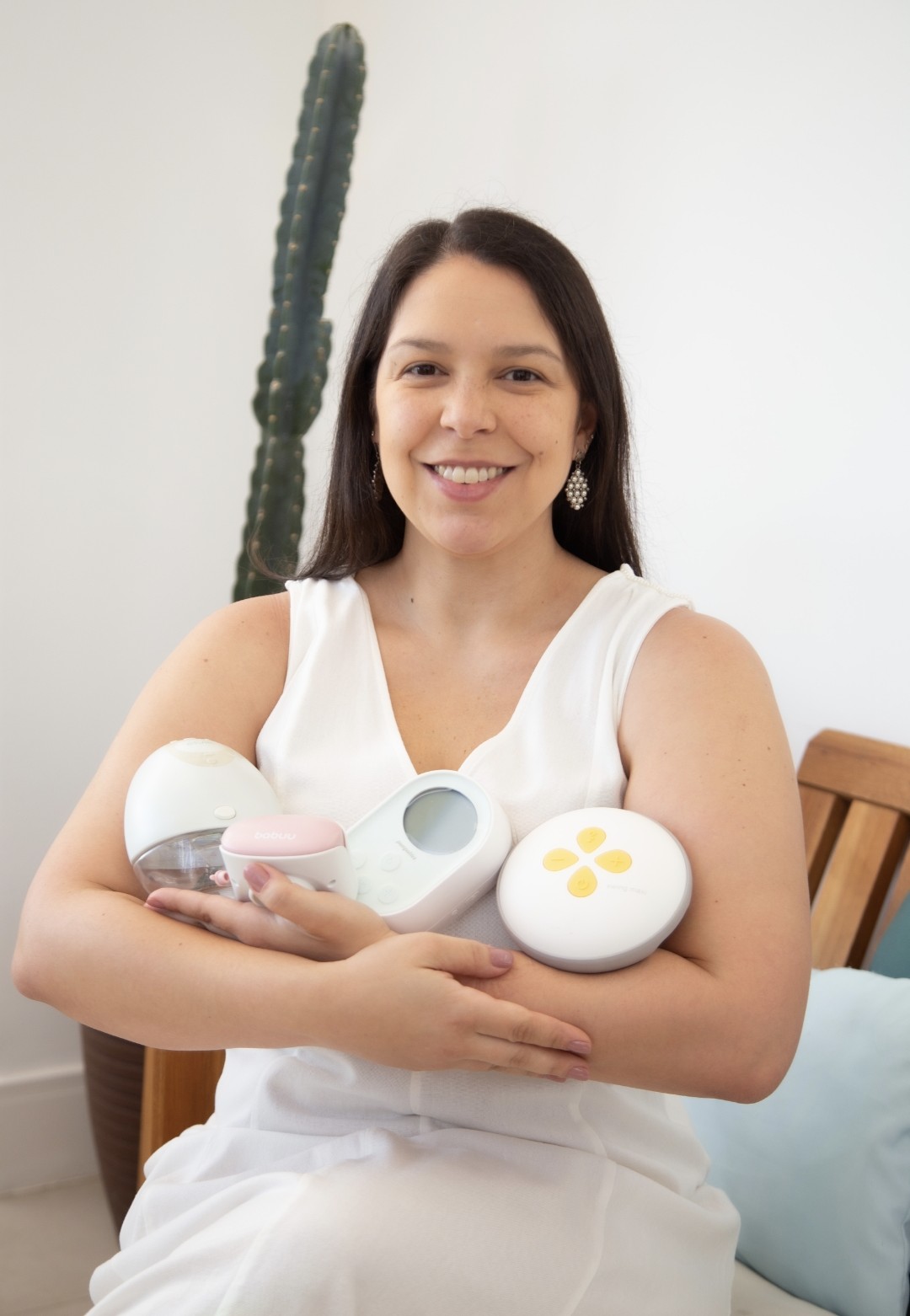 Dra. Marcela Arruda, médica e consultora de amamentação, segurando bombas de leite portáteis