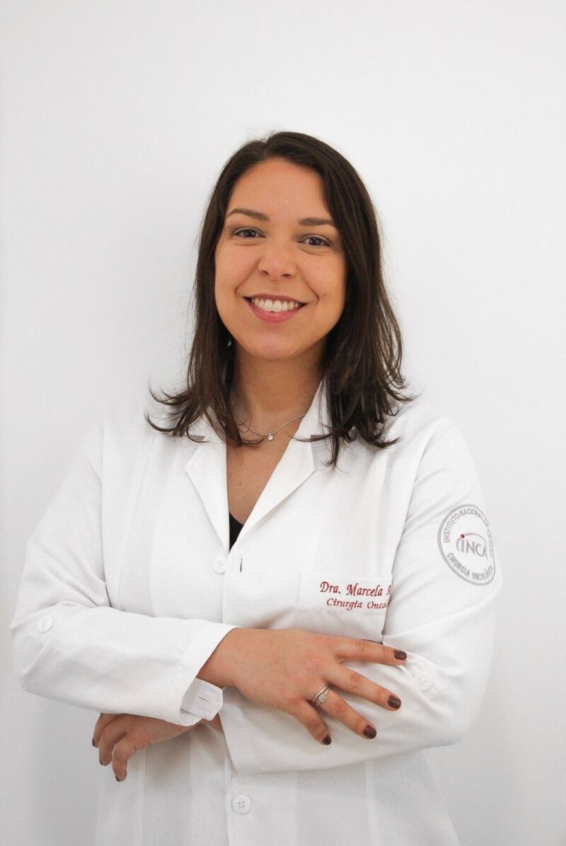 Dra. Marcela Arruda, cirurgiã geral e oncológica no Rio de Janeiro, de jaleco
